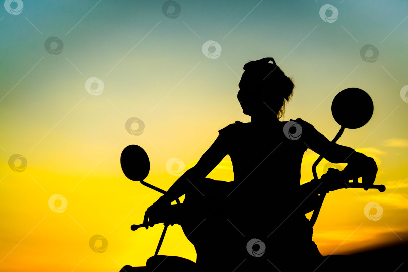 Скачать Силуэт на мотоцикле фотосток Ozero
