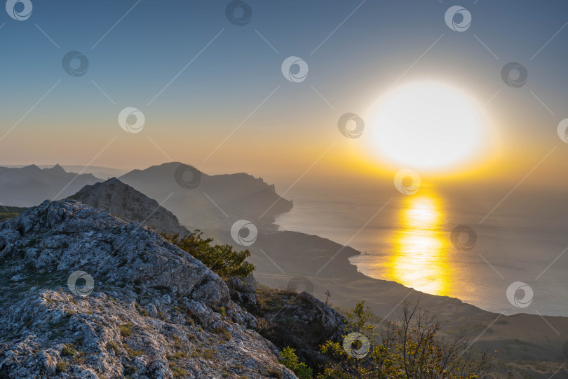 Скачать Рассвет в горах фотосток Ozero