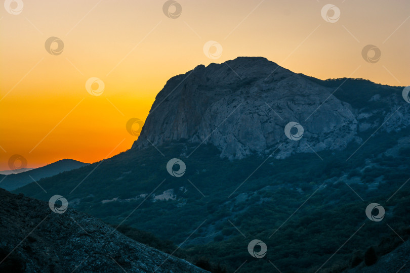 Скачать Закат в горах фотосток Ozero