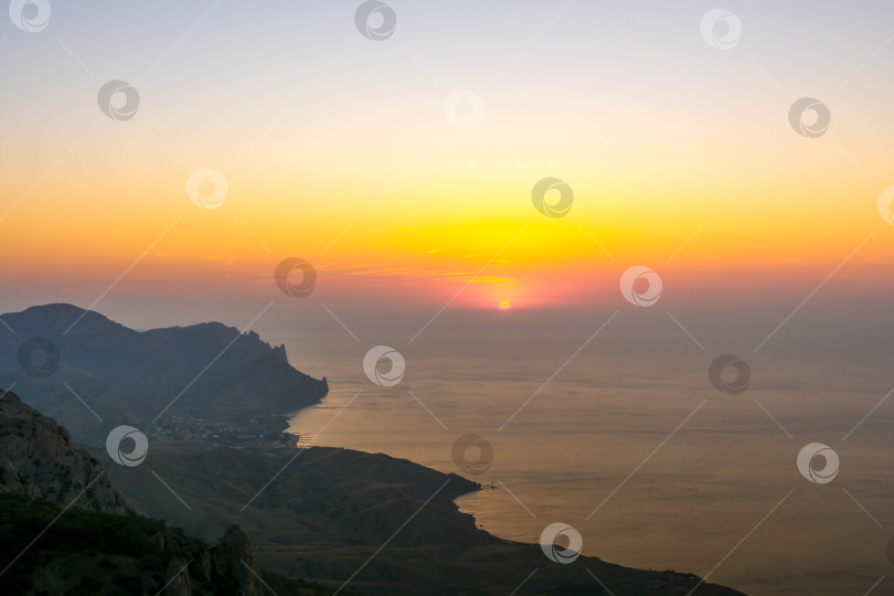 Скачать Рассвет в горах фотосток Ozero