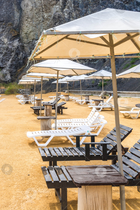 Скачать Пляж и зонтики фотосток Ozero