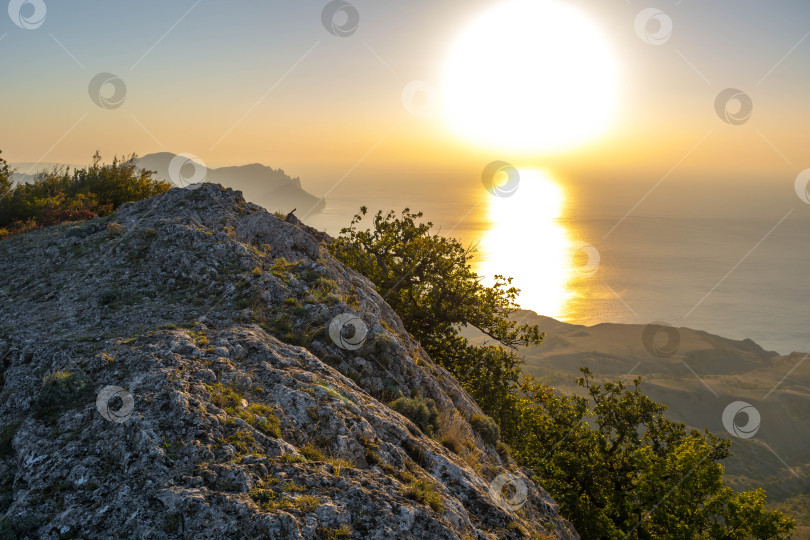 Скачать Рассвет в горах фотосток Ozero