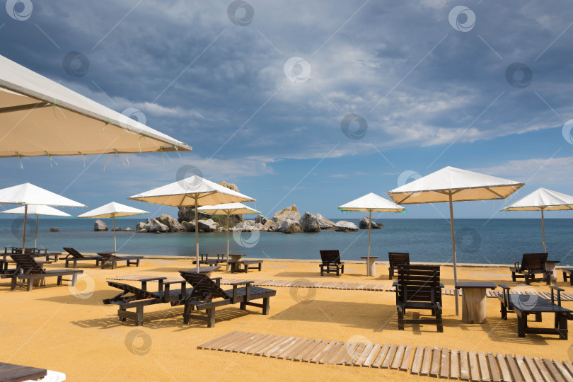 Скачать Пляж и зонтики фотосток Ozero