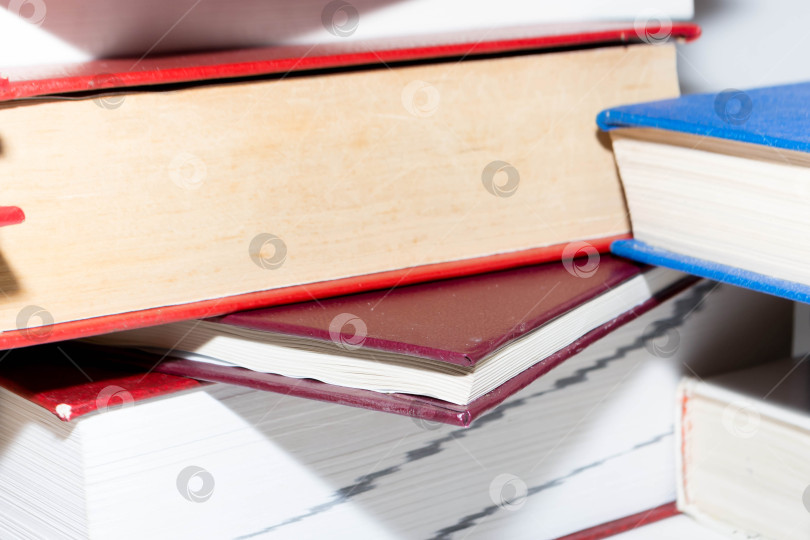 Скачать Стопка книг фотосток Ozero