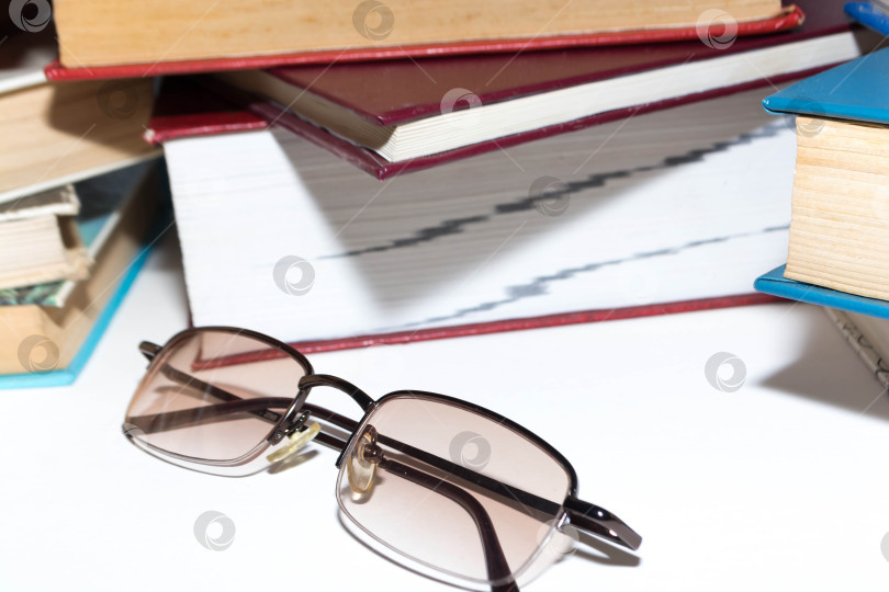 Скачать Стопка книг фотосток Ozero