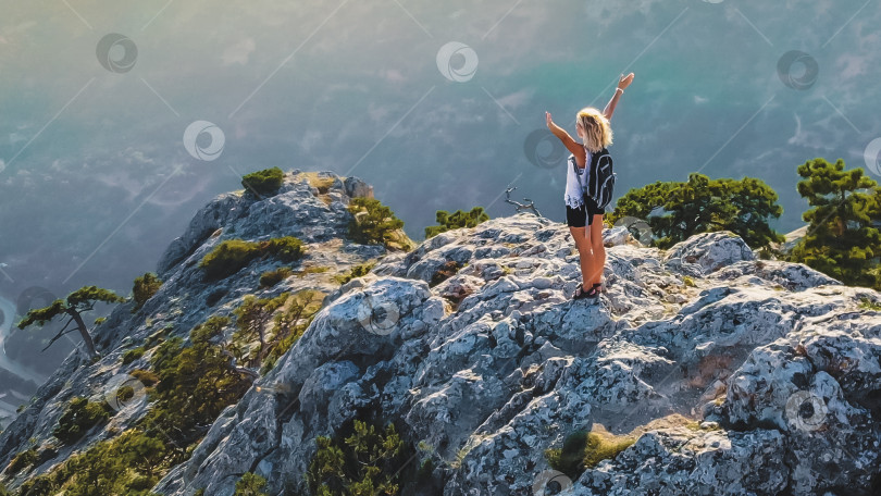 Скачать Девушка в горах фотосток Ozero