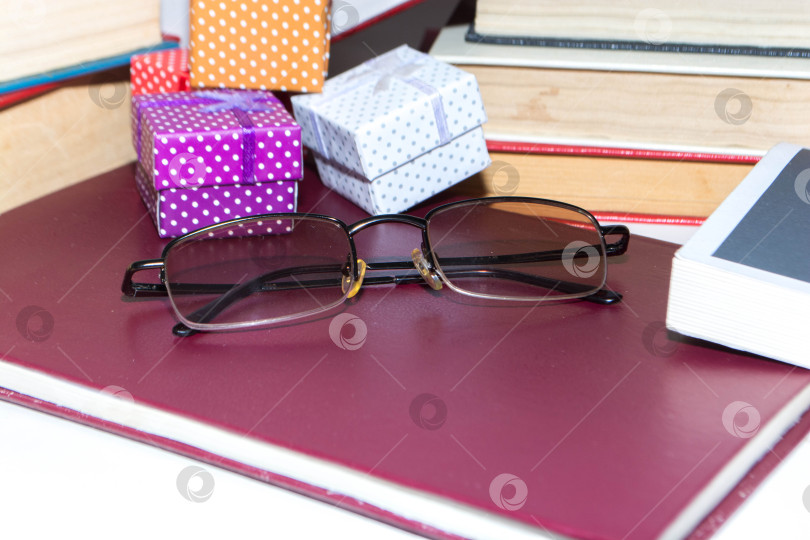 Скачать Стопка книг фотосток Ozero