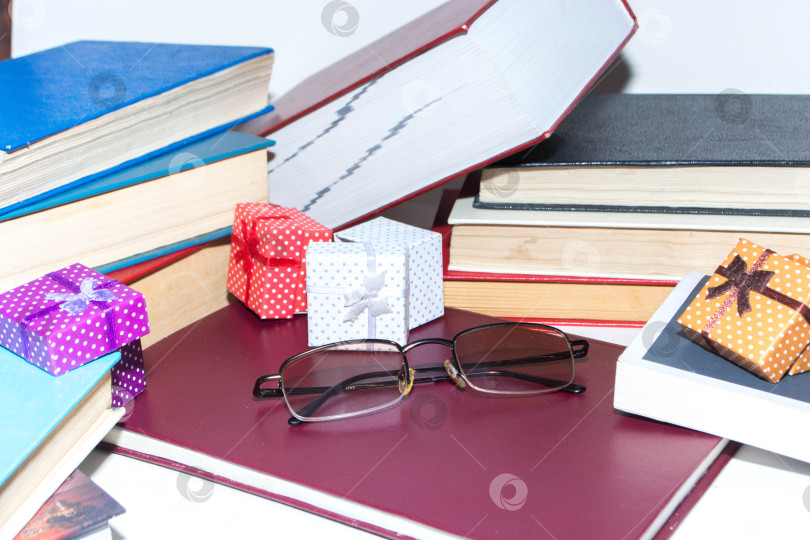 Скачать Стопка книг фотосток Ozero