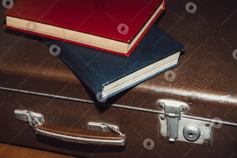 Скачать Стопка книг фотосток Ozero