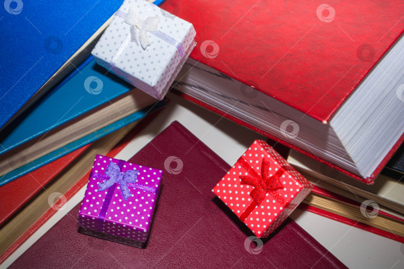 Скачать Стопка книг фотосток Ozero