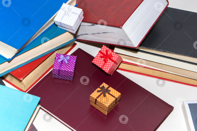 Скачать Стопка книг фотосток Ozero