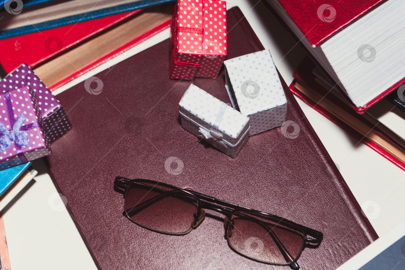 Скачать Стопка книг фотосток Ozero