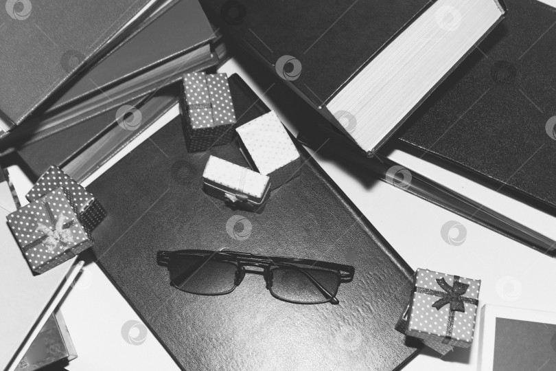 Скачать Стопка книг фотосток Ozero