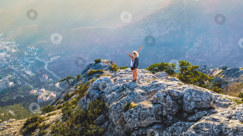 Скачать Девушка в горах фотосток Ozero