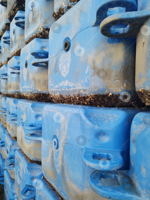 Скачать Грязные пластиковые блоки в ряд, промышленная текстура, фон, обои для рабочего стола фотосток Ozero