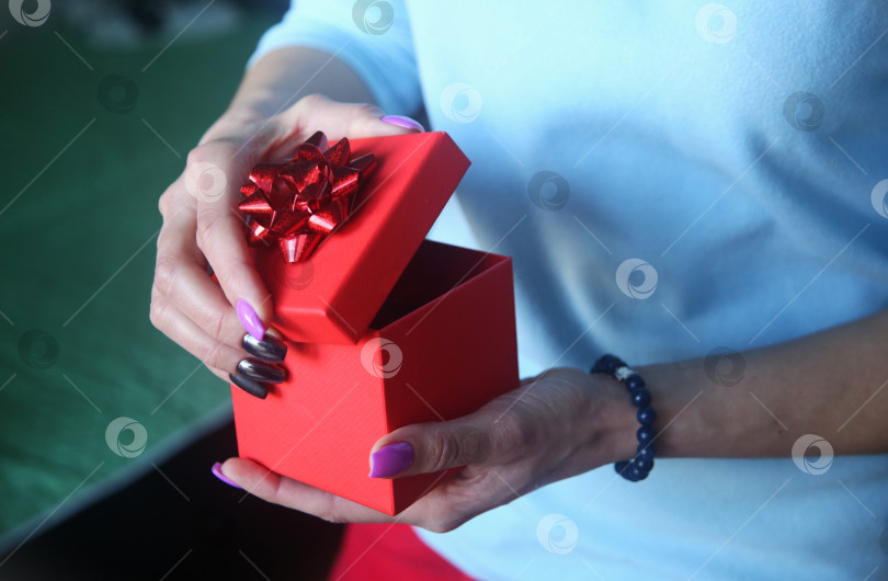 Скачать Женщина держит подарок на Международный женский день фотосток Ozero