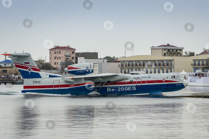 Скачать Самолет-амфибия Бериева Бе-200ЧС возвращается на базу фотосток Ozero