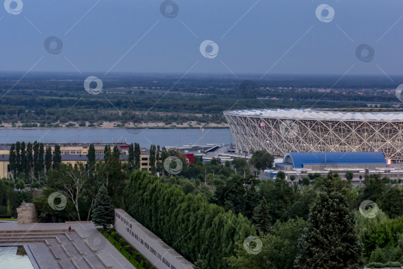 Скачать Волгоград, Россия - 4 августа 2018 года: Вид на Волгу и футбольный стадион "Волгоград Арена", построенный к чемпионату мира по футболу 2018 года, с высоты Мамаева кургана. фотосток Ozero
