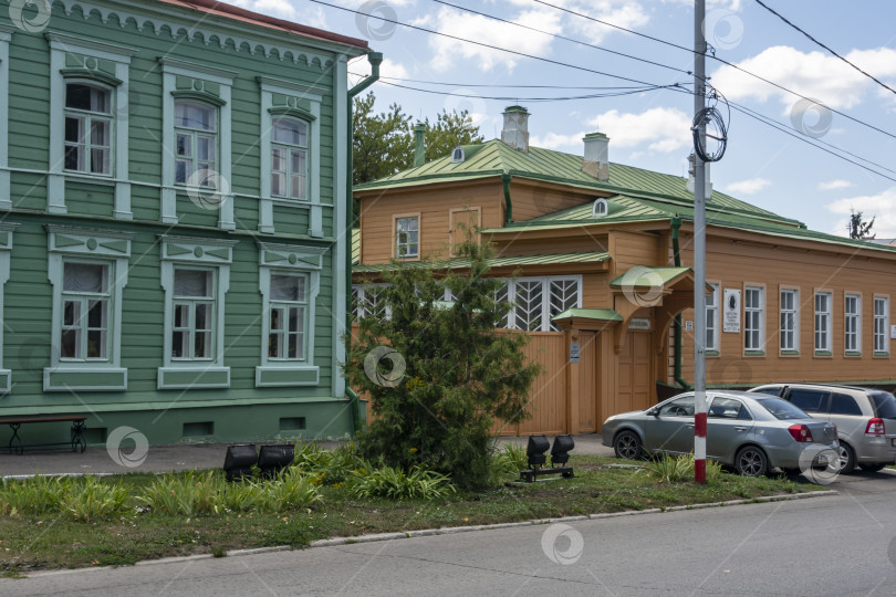 Скачать Ульяновск, Россия - 10 августа 2018 года: Дом-музей семьи Ульяновых (Лениных) в Симбирске (Ульяновск) - желтый цвет справа. фотосток Ozero