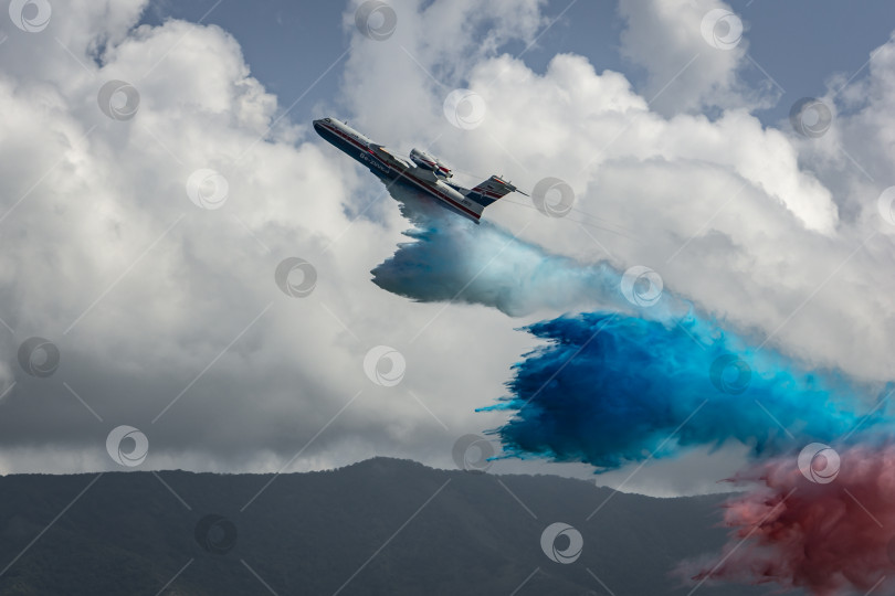 Скачать Геленджик, Россия - 5 сентября 2018 года: Многоцелевой самолет-амфибия Бе-200ЧС на Гидроавиасалоне (Gidroaviasalon) 2018, 12-й международной выставке и научной конференции по гидроавиации фотосток Ozero
