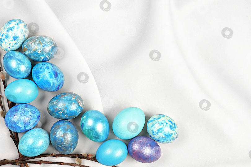 Скачать Концепция "Счастливой Пасхи". Абстрактная весенняя пасхальная композиция с голубыми крашеными яйцами, перьями, бабочками, цветущими ветками и цветами. Баннер для экрана с местом для поздравительного текста, фотосток Ozero