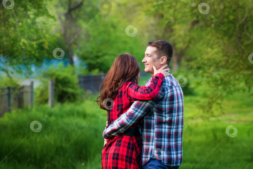 Скачать Любящая пара обнимается фотосток Ozero