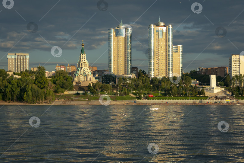 Скачать Панорама Самары и набережной города. Вид с Волги на закате дня. фотосток Ozero