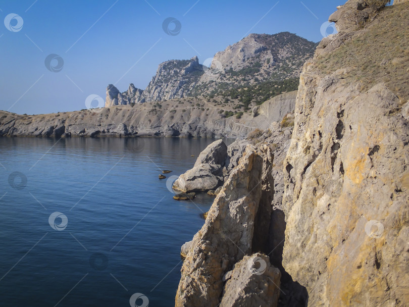 Скачать Крутые красивые горы и лазурные воды Черного моря у побережья поселка Новый Свет в Крыму. Голицынская или Соколиная тропа. фотосток Ozero
