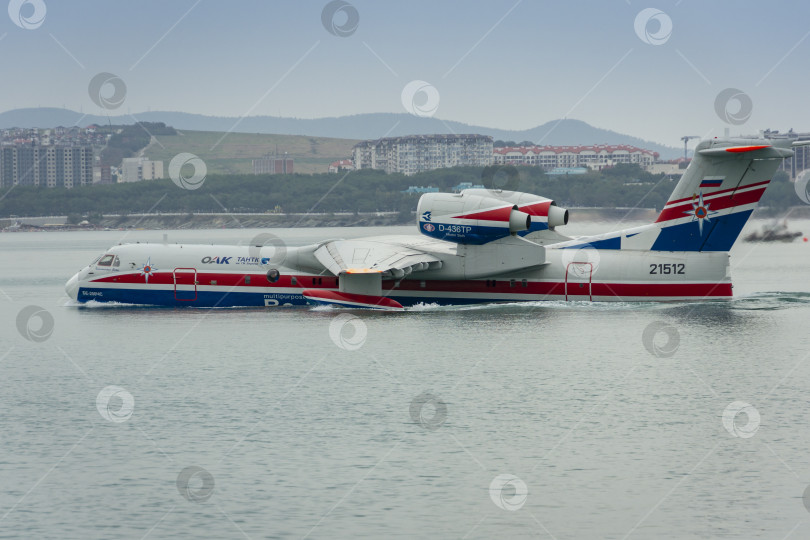 Скачать Бе-200ЧС опускается в гидросферу для дальнейшего взлета с поверхности Черного моря фотосток Ozero