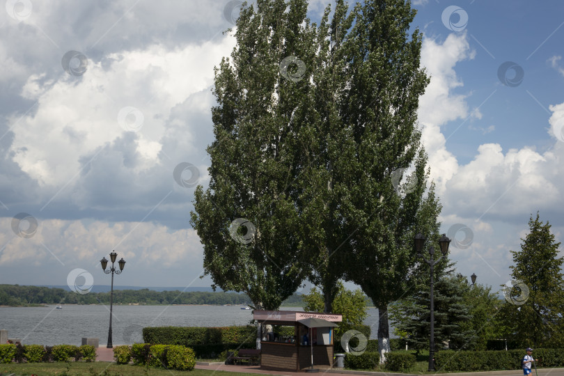Скачать Набережная крупнейшего промышленного города на Волге Самары. Здесь всегда отдыхают люди. фотосток Ozero