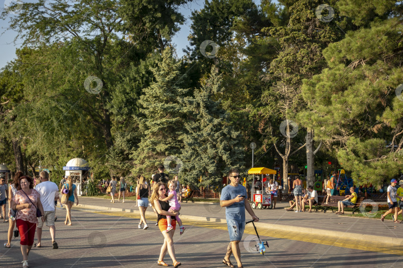 Скачать Геленджик, Россия - 23 августа 2018 года: Туристы на набережной Геленджикской бухты. Люди отдыхают семьями. фотосток Ozero