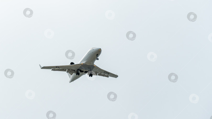 Скачать Бизнес-джет Bombardier CL604 Challenger авиакомпании "Авиасервис" заходит на посадку на взлетно-посадочную полосу аэропорта Адлер. Выпущены шасси самолета и механики крыла. фотосток Ozero