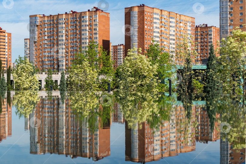 Скачать В воде отражаются многоэтажные дома жилого микрорайона. Фонтан "Инфинити" в виде огромной чаши. Ландшафтный парк "Краснодар" или "Парк Галицкого". фотосток Ozero