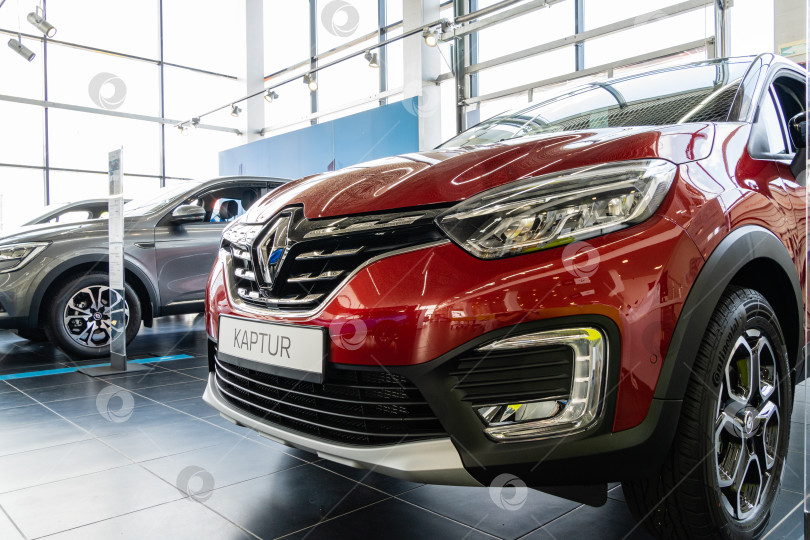 Скачать Внедорожник Renault Captur красного цвета в демонстрационном зале автосалона. Крупный план. Автосалон Renault в Мега Адыгея. фотосток Ozero