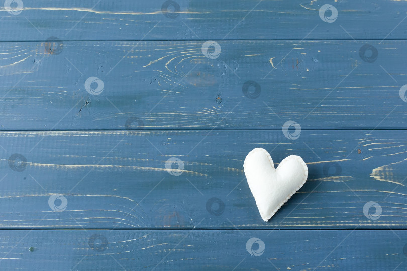 Скачать Концепция Дня святого Валентина с красными сердечками. Мягкие фетровые сердечки и яркий декор на белом фоне из шпаклевки, ровный слой фотосток Ozero