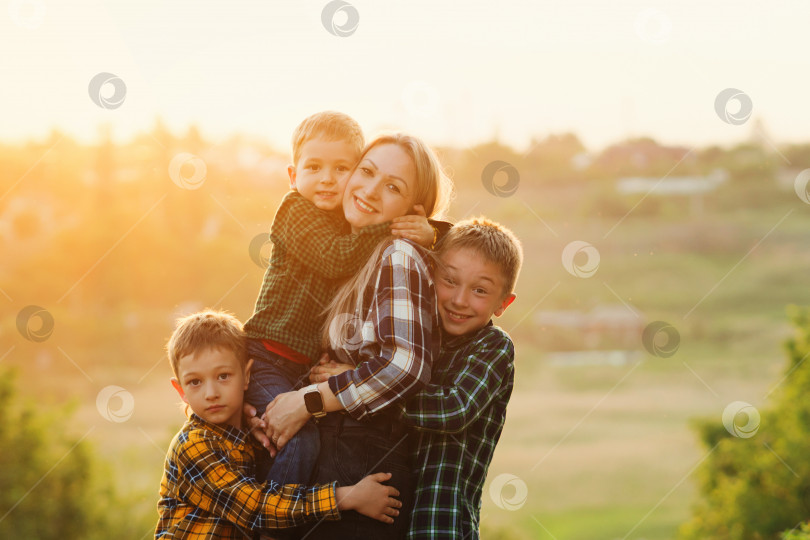 Скачать Счастливая семья вместе фотосток Ozero