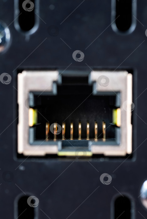 Скачать Крупный план порта Ethernet на компьютерном сетевом оборудовании. Интерфейс сетевого подключения для передачи данных. Концепция кибербезопасности. фотосток Ozero