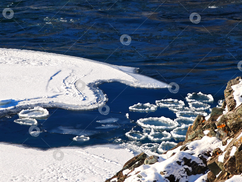 Скачать Льдинки на прозрачной воде реки Катунь в январе. Льдины на прозрачной воде реки Катунь в январе. фотосток Ozero