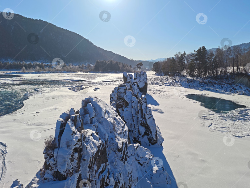 Скачать Река Катунь и зубы дракона в республике Алтай зимой. Река Катунь и Зубы дракона в Республике Алтай зимой фотосток Ozero