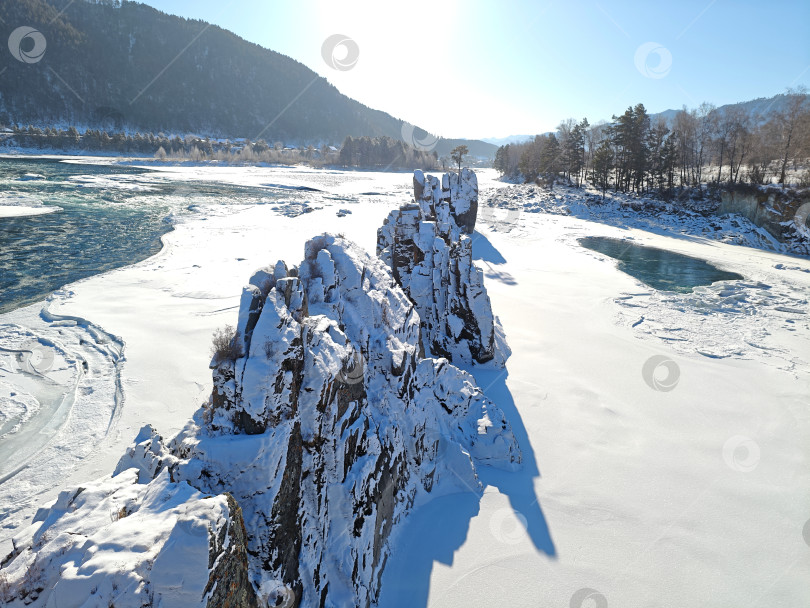 Скачать Река Катунь и зубы дракона в республике Алтай зимой. Река Катунь и Зубы дракона в Республике Алтай зимой фотосток Ozero