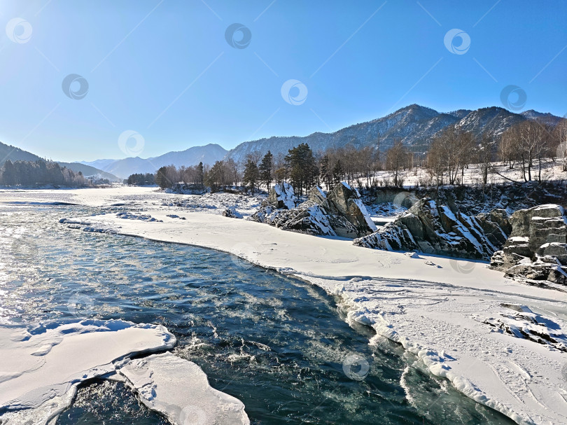 Скачать Река Катунь и зубы дракона в республике Алтай зимой. Река Катунь и Зубы дракона в Республике Алтай зимой фотосток Ozero