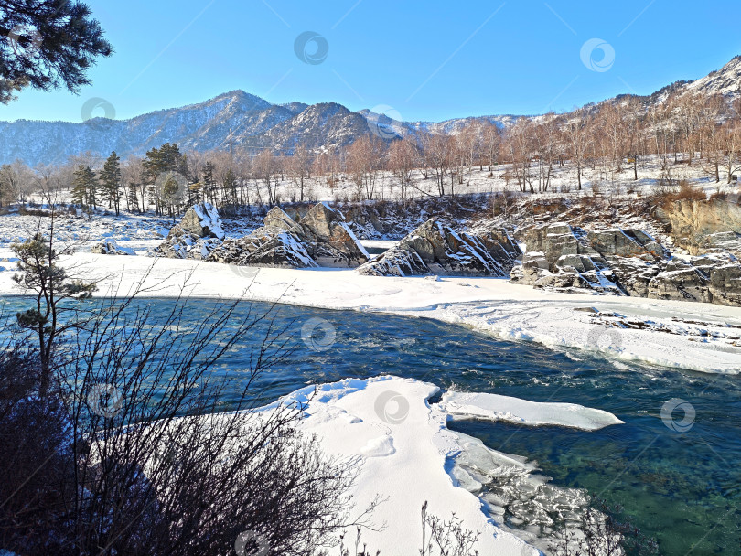 Скачать Река Катунь и зубы дракона в республике Алтай зимой. Река Катунь и Зубы дракона в Республике Алтай зимой фотосток Ozero