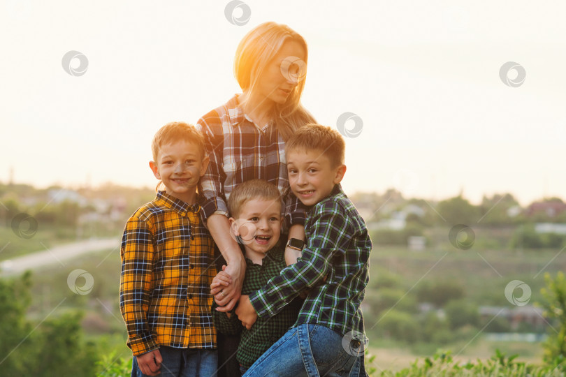 Скачать Счастливая семья вместе фотосток Ozero