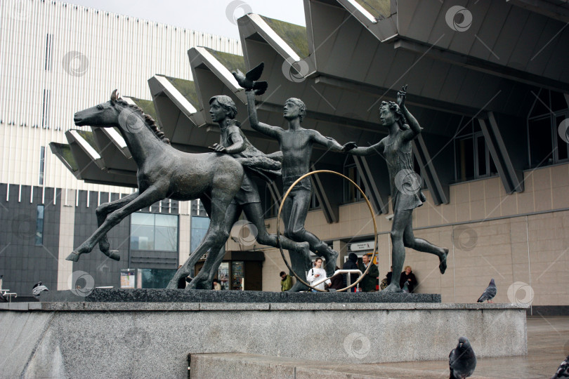 Скачать Скульптура около метро фотосток Ozero