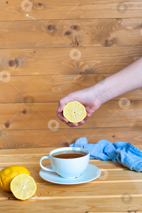 Скачать Свежий натуральный травяной чай из мелиссы, мелиссы лимонной в стеклянной чашке. фотосток Ozero