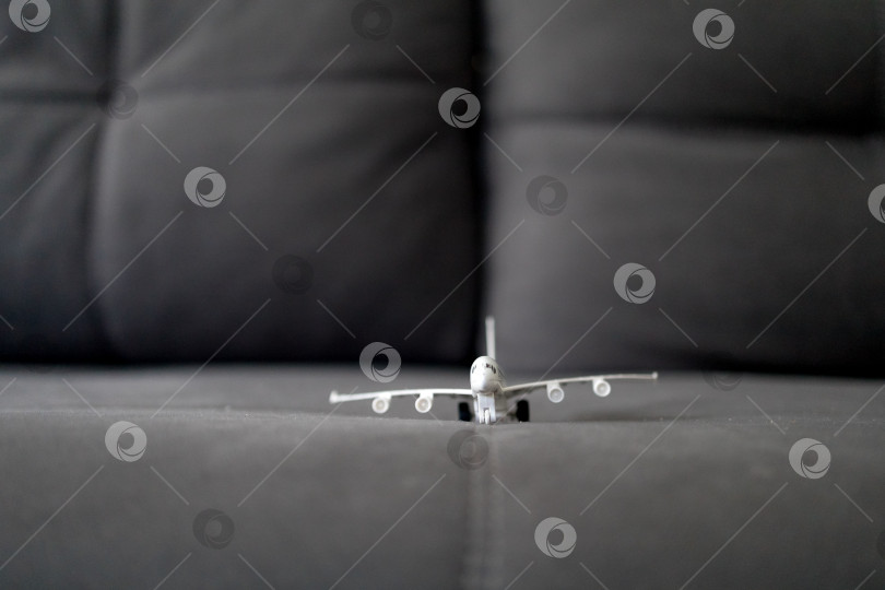 Скачать игрушечная модель самолета на диване фотосток Ozero