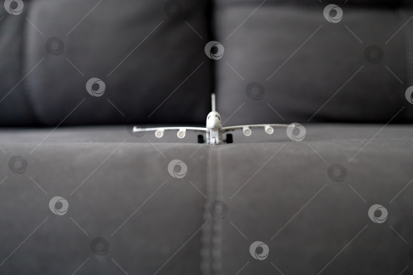 Скачать игрушечная модель самолета на диване фотосток Ozero