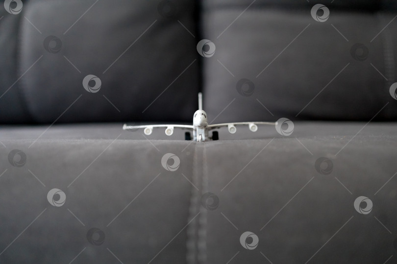 Скачать игрушечная модель самолета на диване фотосток Ozero