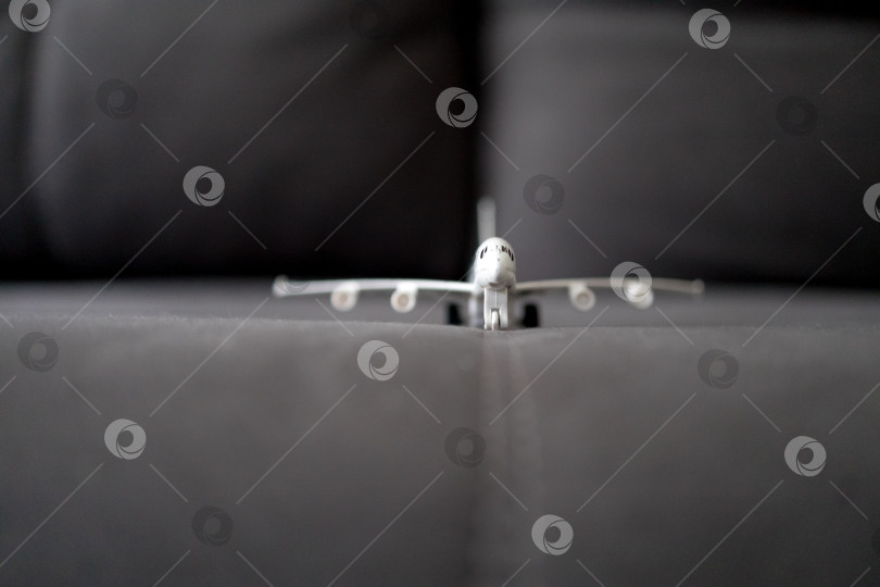 Скачать игрушечная модель самолета на диване фотосток Ozero