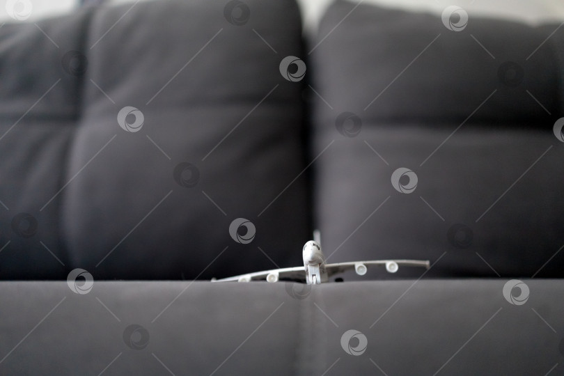 Скачать игрушечная модель самолета на диване фотосток Ozero